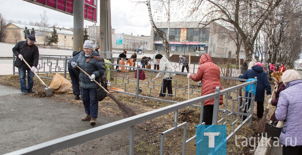 Сегодня члены и участники городского совета ветеранов провели субботник на аллее рядом с киновидеодосуговым центром «Современник». 
