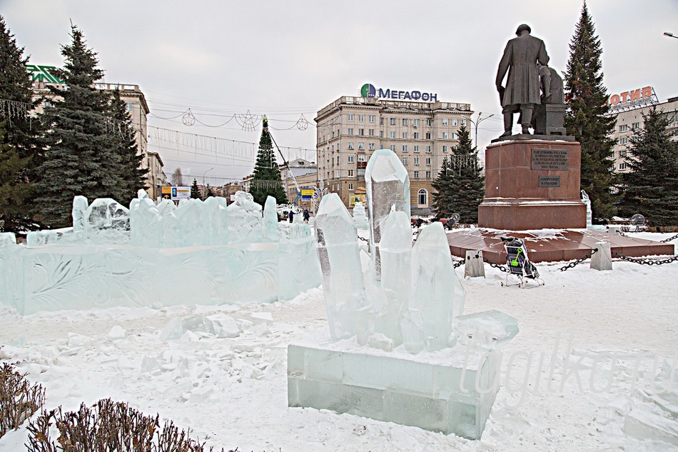 На Театральной площади началось строительство ледового городка