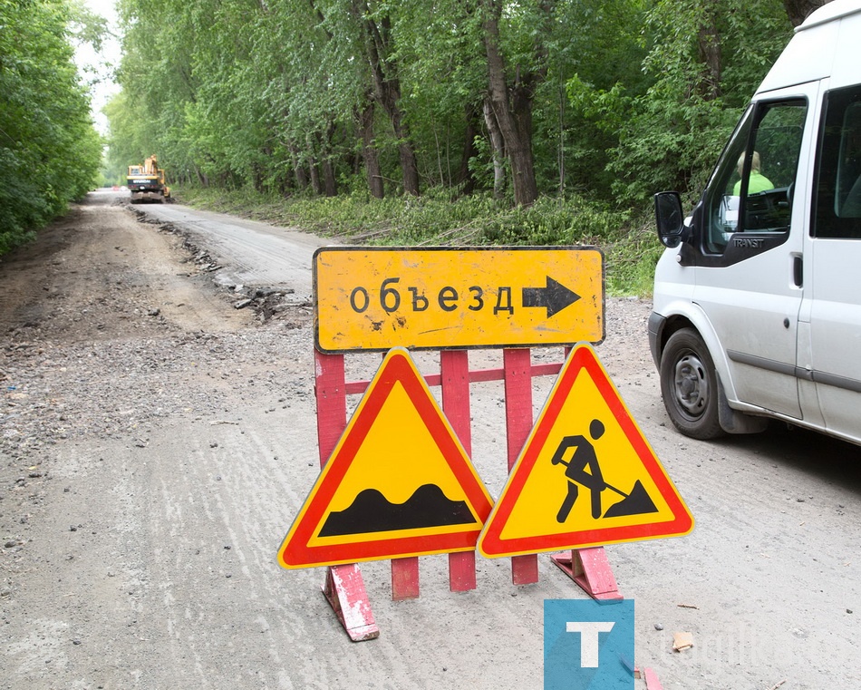 С начала июня сотрудники УБТ-Сервиса ведут ремонт трех улиц в Сухоложском поселке. Старожилы уверяют, что нормальных дорог здесь не было с советских времен. В последние годы машины и вовсе передвигались на минимальной скорости зигзагами между ямами и колдобинами.