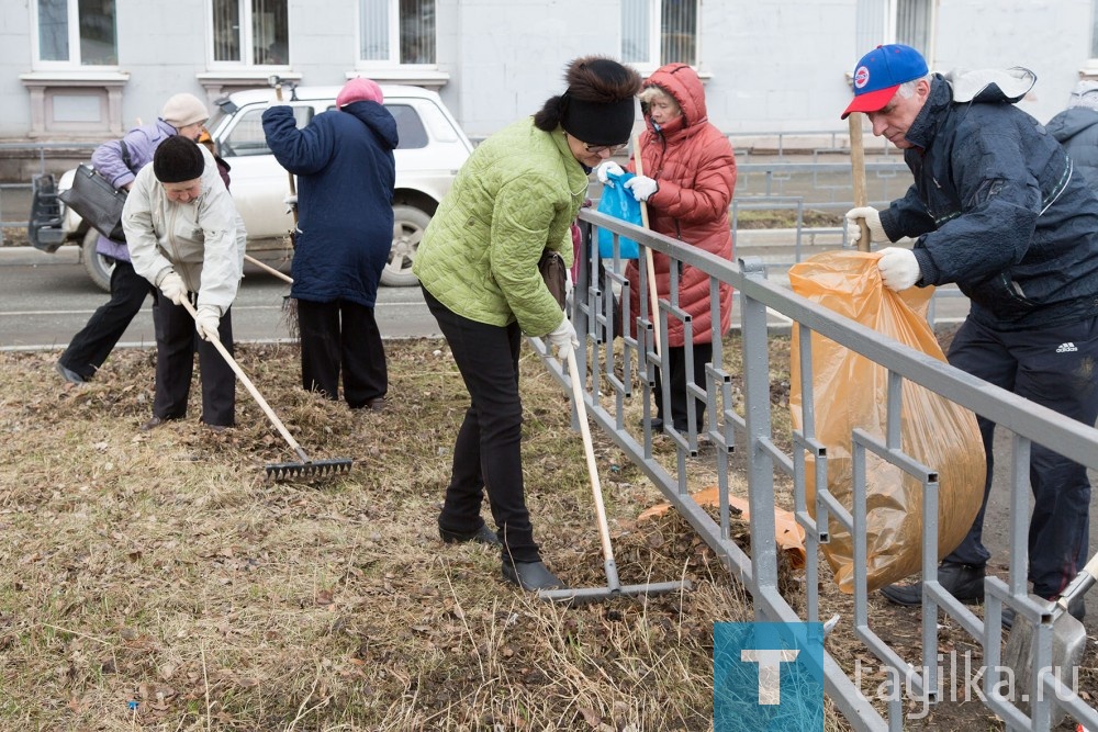 Ветераны ежегодно накануне Дня Победы наводят порядок вдоль всего маршрута, по которому будет двигаться праздничная демонстрация. Дружно разобрав грабли, лопаты и мешки для мусора активисты Совета ветеранов вычистили аллею от прошлогодней листы и бытового мусора.