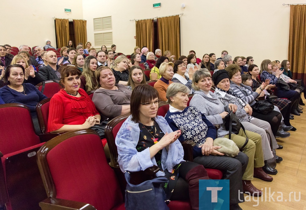 А руководитель общественной организации «Авторы явлений» Татьяна Камешкова предложила к юбилею библиотеки приурочить акцию «100 тысяч книг». Ведь не секрет, что финансирование на комплектование фондов и подписку газет и журналов ограничено, а общими усилиями можно помочь центральной городской, в составе которой сейчас находятся 23 библиотеки, пополнить свои фонды. Библиотекарям идея понравилась, но с поправкой: нужны книги 21 века, то есть изданные  в 2000-х, современная литература, подписка на газеты и журналы. Не откажутся и от изданий первой половины ХХ века, книг с автографами авторов. Кстати, во время праздника гости подарили юбилярам не менее десятка кн6иг. Вот и начало акции.

Людмила Погодина
Фото Сергея Казанцева