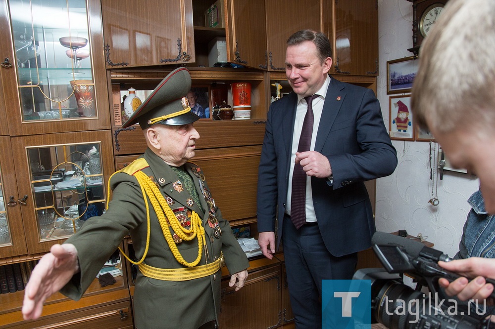 Владислав Пинаев вручил трем тагильским ветеранам юбилейные медали в честь 75-летия Победы