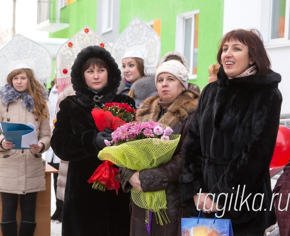 Счастливые обладатели ключей от новых квартир в ответном слове поблагодарили Главу города и строителей за подарок к новому году: «Решение о строительстве новых домов именно в этом месте позволило нам сохранить нашу малую родину и воспитывать и растить детей там, где мы сами выросли».