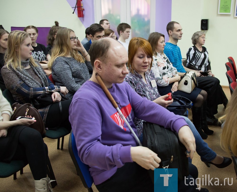 Заведующая библиотекой Роза Валюкевич и психолог Оксана Лобырева пояснили, что такая площадка уникальна, в Нижнем Тагиле подобных нет. Рассчитана она на молодежь, но даже если люди с ограниченными возможностями здоровья старше 35 лет и при этом молоды душой и готовы участвовать в новом проекте, их тоже примут с радостью.