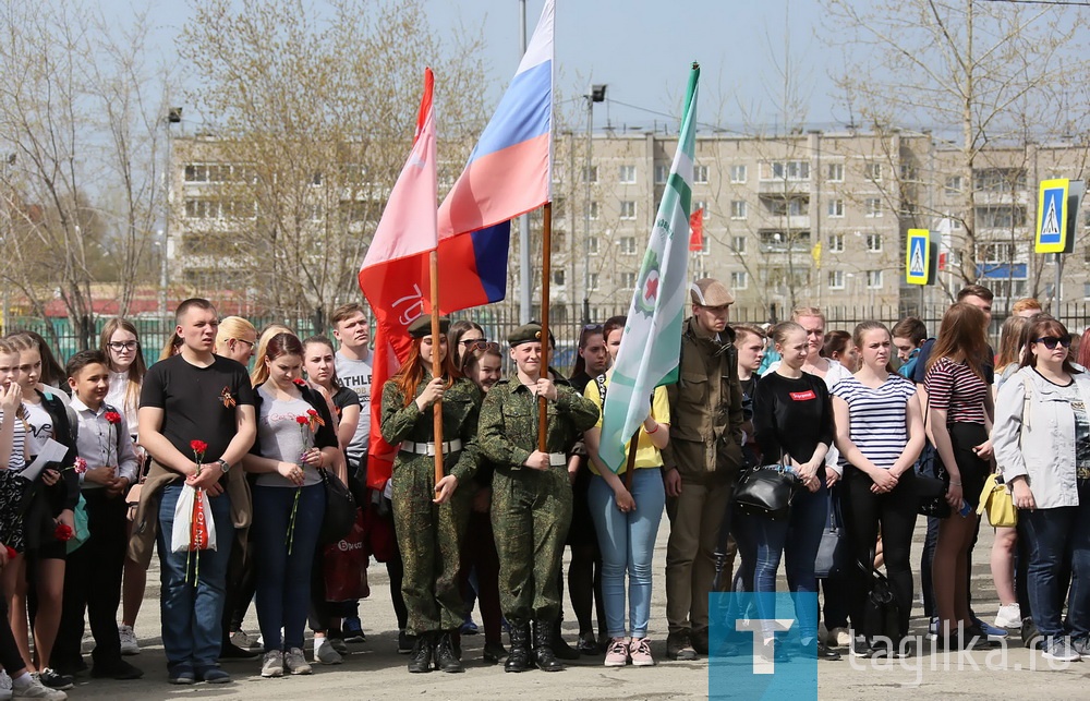 На площади ВМЗ у памятника работникам, павшим в годы войны, состоялся митинг, посвященный Дню Победы