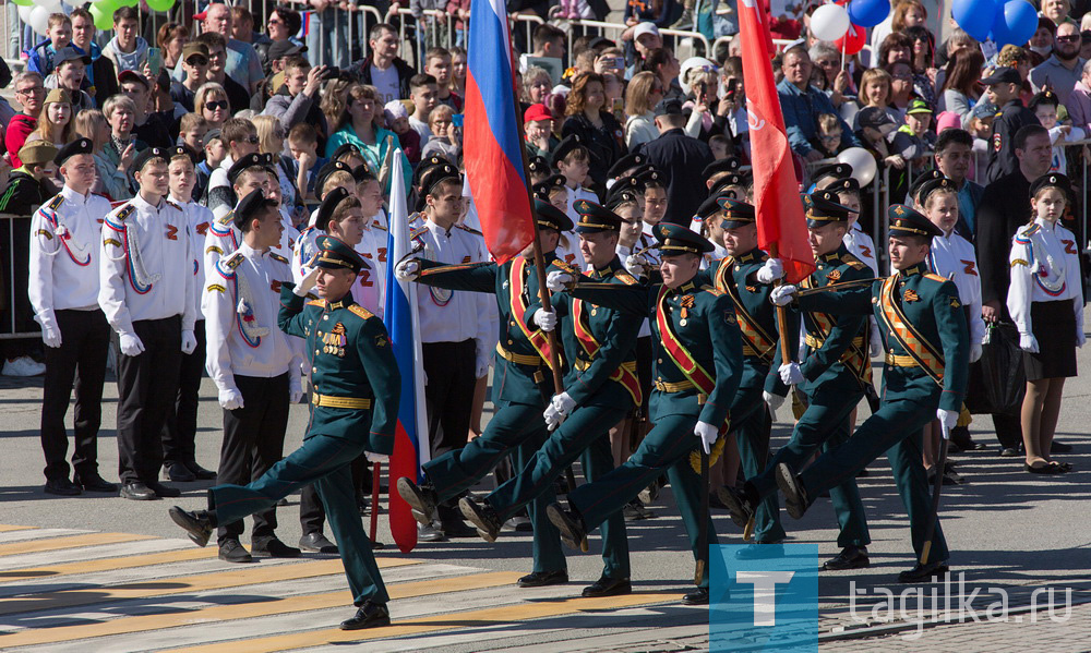 Копия Знамени Победы открыла Парад в Нижнем Тагиле