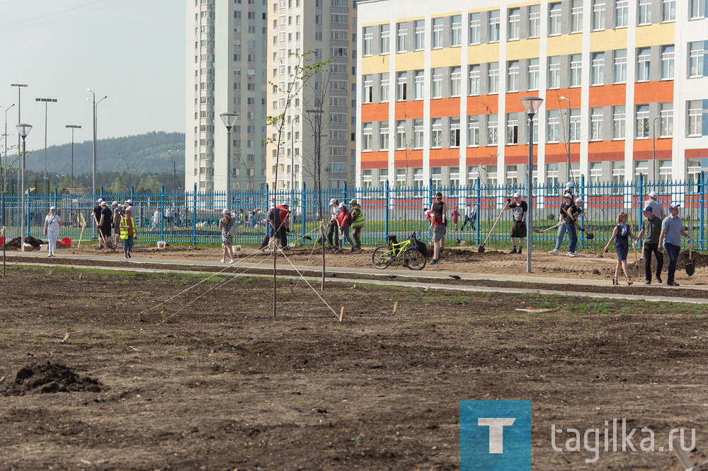 Владислав Пинаев и Николай Смирнов приняли участие в закладке кленовой аллеи в экопарке на ГГМ