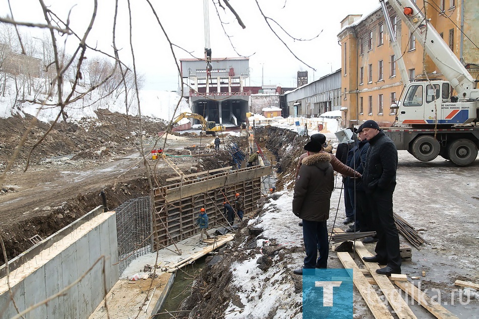 Подпорная стенка завода-музея готова наполовину