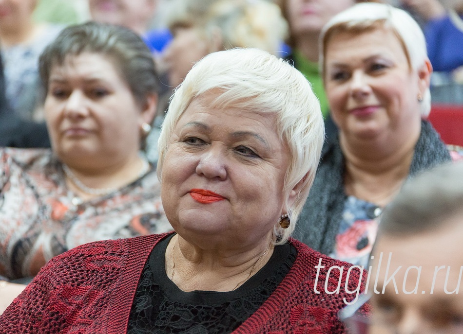 Встреча лидеров профсоюза в ОПЦ

Между тем, все сложнее ком-
плектовать лагеря профессио-
нальными кадрами, от чего на-
прямую зависят жизнь и здо-
ровье детей. В который раз эту
тему подняла председатель
профсоюза работников обра-
зования Людмила Кузнецова и
ее поддержали коллеги.
- Почему смена воспитателя
в загородных оздоровительных
лагерях до сих пор не прирав-
нена к суткам? В результате за
21 день присмотра за группа-
ми педагоги получают со всеми
вычетами по 10 тысяч рублей,
а после отказываются от такой
работы, - высказала мнение Та-
тьяна Калиничева, в прошлом
году руководившая сменами в
«Звездном».