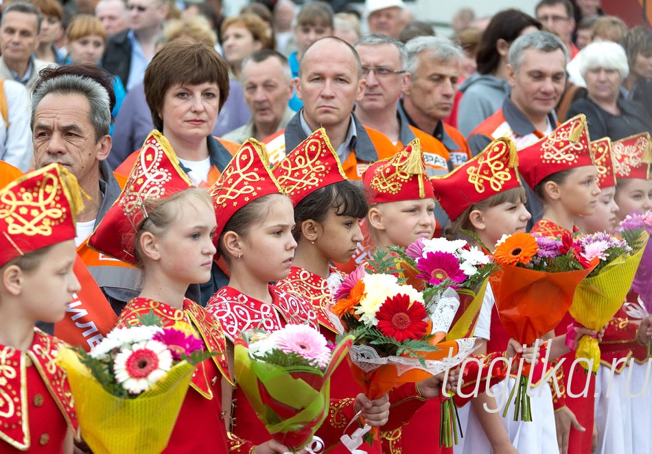 Празднования у памятника металлургам на Лисьей горе

Цветы к памятнику возложили ветераны предприятия и представители символической бригады юбилейной плавки