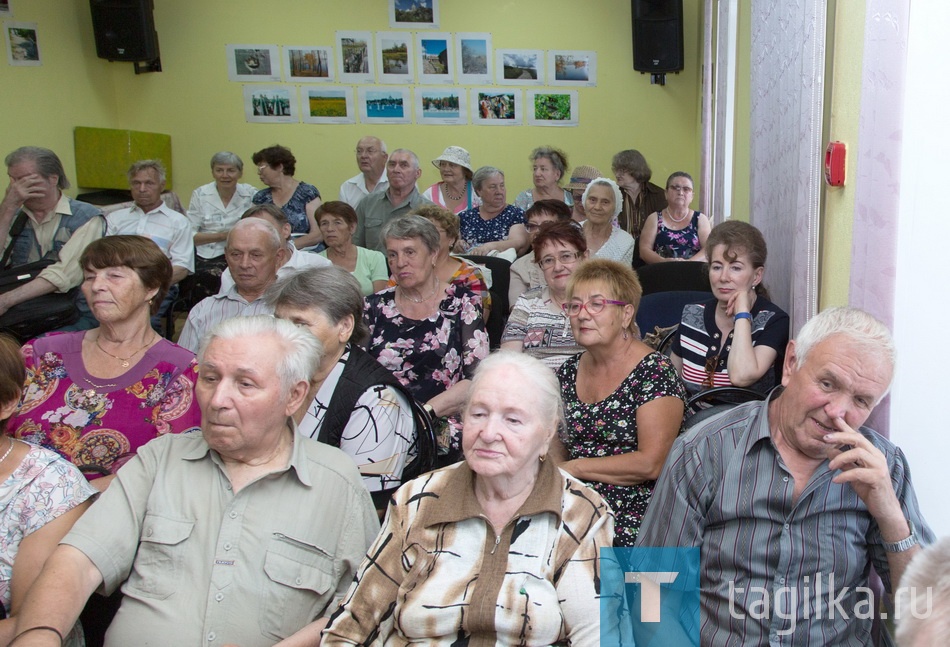 Поэтический марафон.

Кстати, в этом году оценивают поэтические таланты ветеранов не только тагильчане Виталий Барановский, Валерий Овчинников и Дмитрий Хабаров, но и гостья из демократической республики Мьяма Грейс Мэйди. Она – директор школы-интернета на свой родине, знакома с представителями тагильской некоммерческой организации «Неравнодушные люди», а в наш город приехала, чтобы познакомиться с работой благотворительных организаций и посмотреть достопримечательности. Все стихи марафона посвящены Нижнему Тагилу – это главное условие, и их краткое содержание гостье переводили на английский язык. Такое вот необычное знакомство с уральским городом.

Текст Людмилы Погодиной.