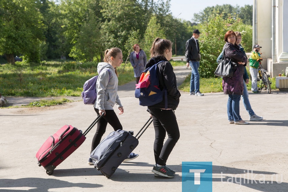 Почти полторы тысячи мальчишек и девчонок отдохнут в первую смену в загородных оздоровительных лагерях.  «Солнечный», «Уральский огонек», «Звонкие голоса», «Антоновский» уже встретили юных гостей. На этой неделе планируется заезд в «Лесной ручеек», а 14 и 16 июня – в «Изумрудный» и «Северянку».