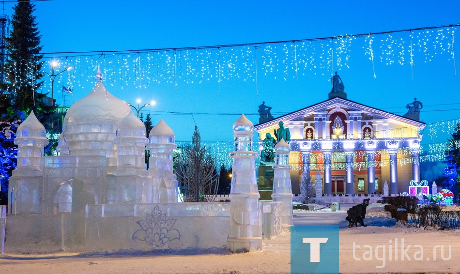 Театральная площадь принарядилась