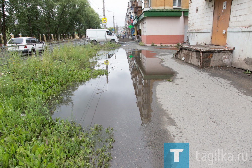 В Нижнем Тагиле на улице Металлургов поднимают уровень тротуара, который после дождей превращался в огромную лужу