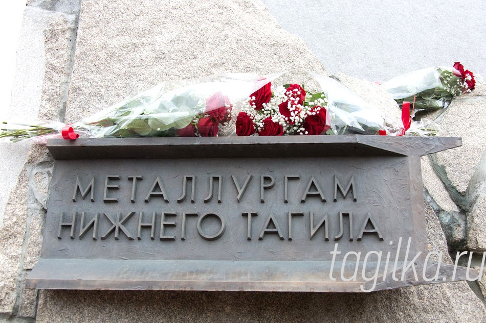 Празднования у памятника металлургам на Лисьей горе