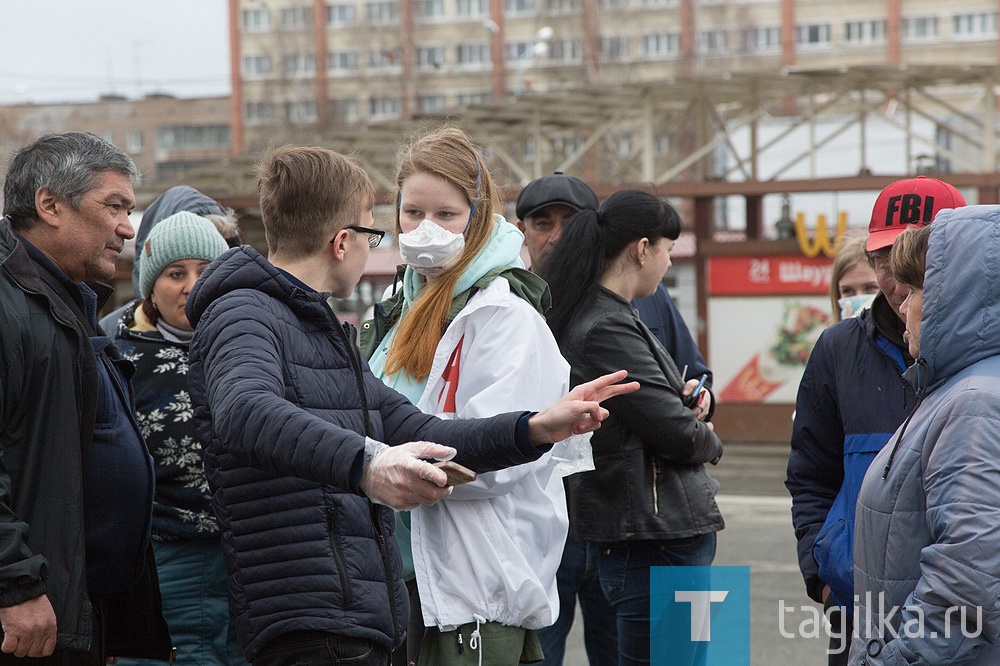 Волонтеры Нижнего Тагила раздают бесплатные многоразовые маски