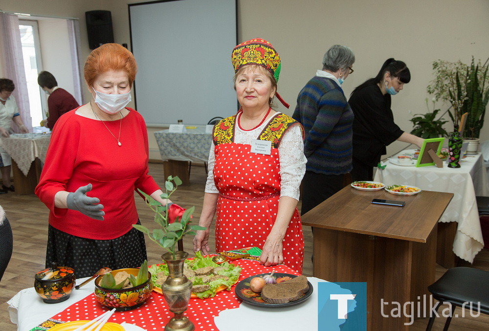 Сегодня в центре по работе с ветеранами состоялся конкурс кулинарного мастерства «Мой постный апрель».

Восемь участниц доказывали жюри, что постное блюдо может быть вкусным, полезным и красивым.

Это уже третий этап конкурса «Народная кулинарная книга», который проводит центр по работе с ветеранами и он является частью масштабного проекта «Путь к долголетию».

Представительницы ветеранских организаций и центров социального обслуживания населения всех трех районов города готовили салаты и гречневую кашу с овощами, фаршированные перцы и свекольный напиток, слоеные корзиночки и мацу с хумусом, чечевичные котлеты с грибами и свеклу с черносливом…

Представители жюри оценивали вкус, внешний вид блюда, сочетание продуктов, оригинальность, оформление стола, презентацию. А участницы читали стихи, пели, расхваливали блюда, рассказывая об их пользе для желудка и иммунитета.

Впереди еще несколько этапов конкурса. Лучшие, по мнению жюри, рецепты войдут в сборник «Народная кулинарная книга».

Людмила Погодина
Фото Сергея Казанцева