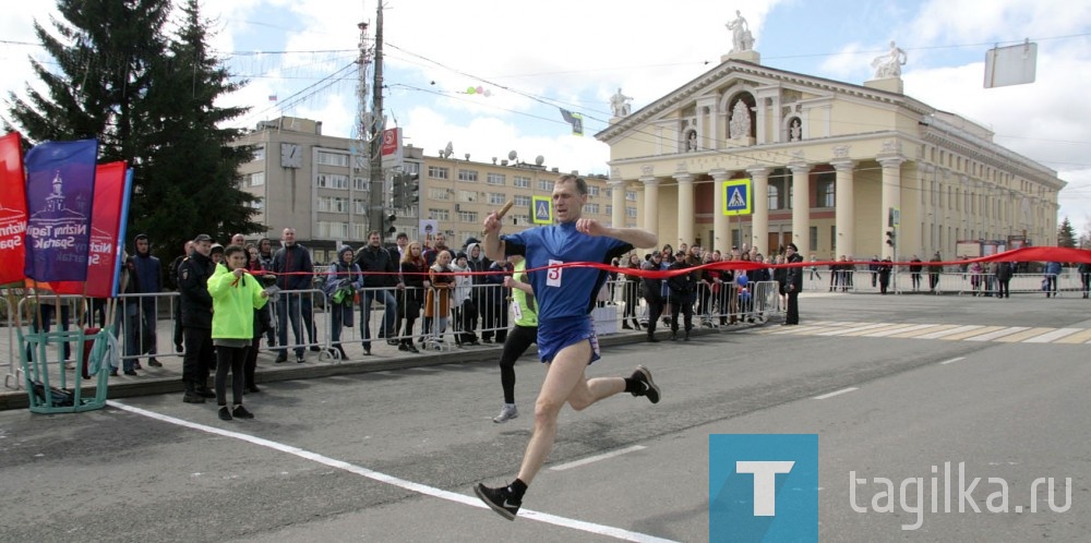 69 легкоатлетическая эстафета на приз газеты "Тагильский рабочий"

О последнем забеге эстафеты часто говорят: увлекательный, сильнейший, непредсказуемый, яркий, стремительный. Все эти эпитеты подтвердились. Этапы преодолевали команды ссузов, вузов, учреждений, спортобществ и предприятий. 

На протяжении всей дистанции между собой боролись «Динамо» и «ЕВРАЗ НТМК». 

В итоге металлурги уступили и заняли второе место, третьей финишировала команда педагогического колледжа №2. Финишер всероссийского спортивного общества «Динамо» - сотрудник полиции Яна Шмакова, служит в 4 роте отдельного батальона патрульно-постовой службы. Яна – бывшая спортсменка, в свое время занималась в спортклубе «Спутник». Тренировки не бросила, постоянно поддерживает себя в спортивной форме.

Вот и завершилась очередная легкоатлетическая эстафета.

Глава города Сергей Носов вручил медали и кубки командам-победительницам, а главный редактор газеты «Тагильский рабочий» Сергей Лошкин наградил специальными призами победителей первого этапа, ведь он на дистанции самый длинный – 700 метров, часто именно этот этап становится заделом для будущей победы. Призы предоставила сеть спортклубов «Метрофитнесс».
