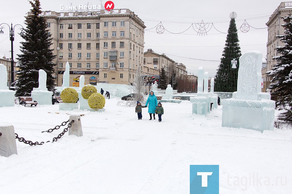 Строительство ледового городка на Театральной площади