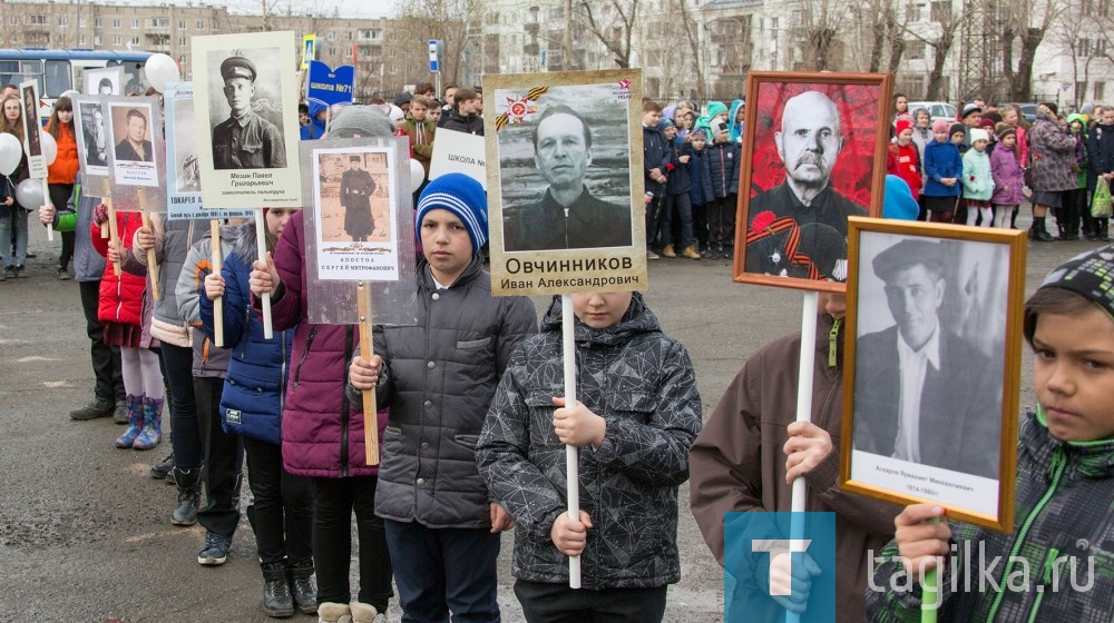 В память о погибших четвероклассники школы № 30 прошли своим «Бессмертным полком», пронеся портреты прадедов и заводчан-фронтовиков. А затем в небо поднялись белые воздушные шары, будто души не вернувшихся с войны.

Елена Радченко
Фото Сергея Казанцева