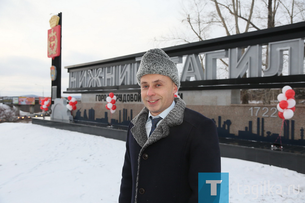 «Проектом этим мы занимались порядка трех месяцев. Считаю, что въездной знак выполнен очень красиво. Вечерняя подсветка просто бомбически выглядит, - рассказал директор подрядной организации Виталий Красноштанов. - Работа была непростая: много технических и творческих моментов. Например, в цехе мы разрисовывали геральдику города Нижний Тагил и орден Трудового Красного Знамени. А местными ремесленниками из алюминия был отлит указ Президента о присвоении городу почетного звания».
