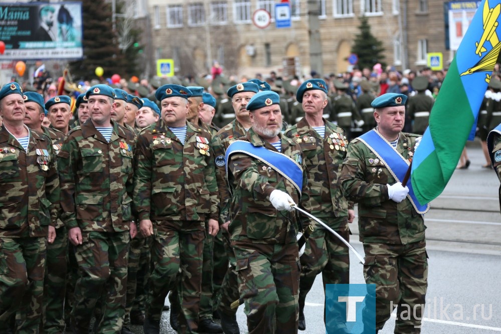 Затем на площадь вышли военнослужащие нижнетагильской ракетной военной дивизии. Они круглосуточно несут свою вахту, охраняя мир и покой нашей страны. Воины отряда специального назначения «Урал» войск национальной гвардии России. Многие из них награждены орденами и медалями за мужество и героизм. Сотрудники ОМОН. За годы существования отряда его бойцы неоднократно принимали участие в операциях по защите конституционного строя.

Парад продолжили сотрудники ГУФСИН. Ветераны ВДВ и пограничных войск: 28 мая они будут отмечать 100-летие со дня образования войск. Кадеты школыа № 21 и № 13, воспитанники клуба юных моряков. Все они своей выправкой доказывают - у ветеранов подрастает достойная смена.