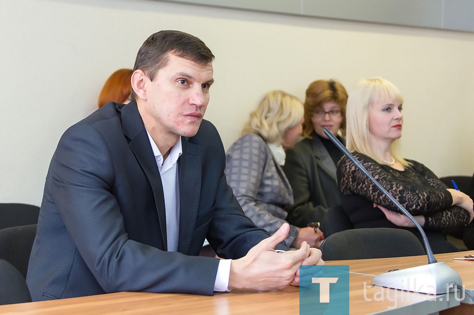 Главной неожиданностью сегодняшнего внеочередного заседания гордумы стал приезд депутата федерального парламента седьмого созыва, тагильчанина Алексея Балыбердина.

Присутствующие в зале встретили высокого гостя аплодисментами. 

Алексей Владимирович скромно занял место в ряду для приглашенных и до того момента, когда его пригласили выступить перед думцами, не переставал отвечать на приветствия и поздравления. Было понятно: ему здесь рады, а самому депутату - все знакомо и понятно. 
