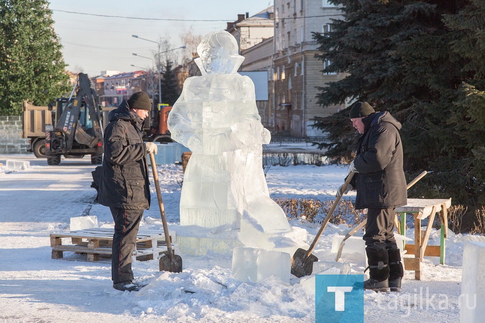 На Театральной площади идет строительство ледового городка