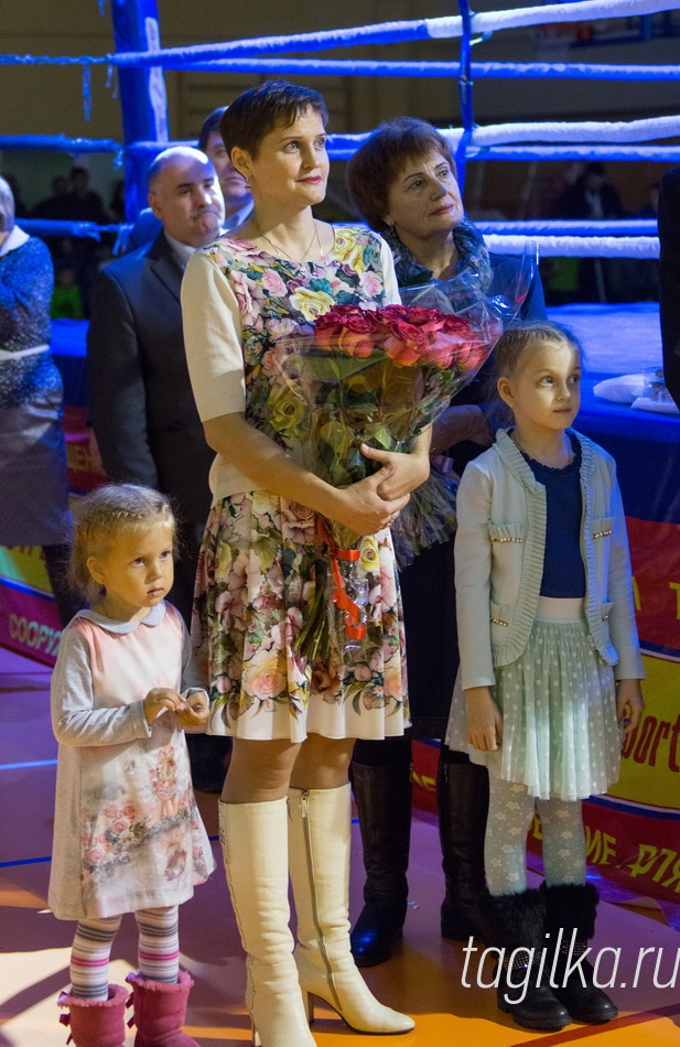 Турнир по боксу памяти Ю.И.Батухтина

Семья Юрия Батухтина. Вдова, дочь и внучки.