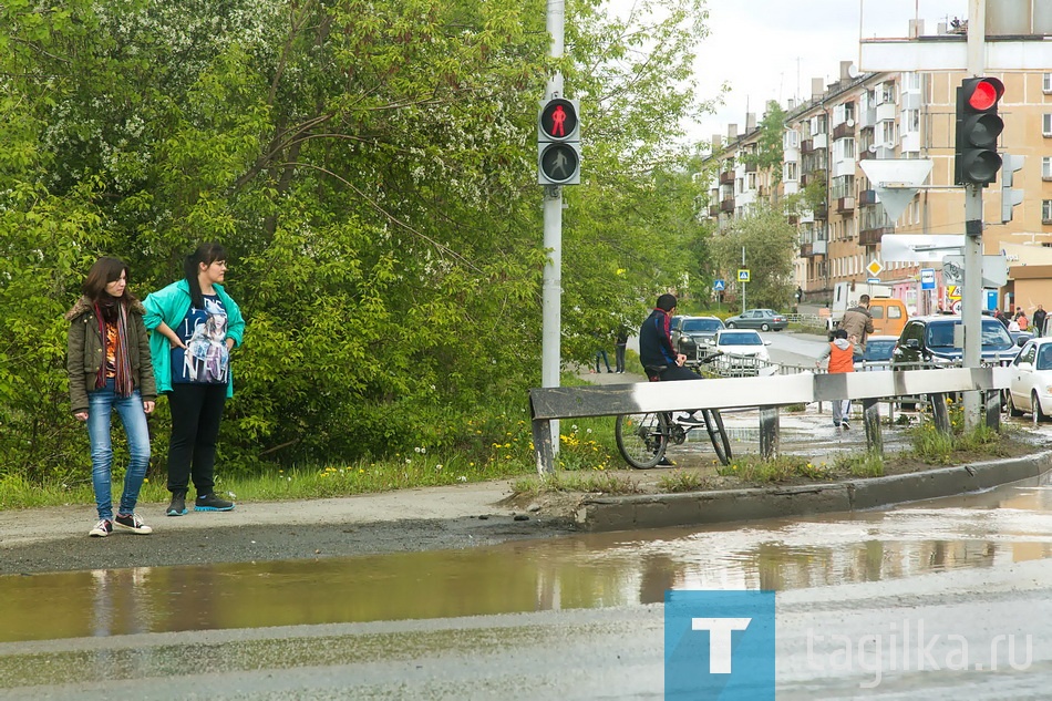 Перекресток Пархоменко и Серова ушел под воду