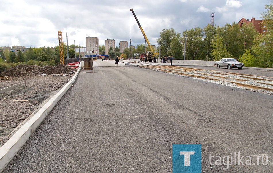 Вдоль улицы установлены столбы, готовые для монтажа осветительных приборов. Уже сейчас очень привлекательно выглядят смотровые площадки. Обрамленные металлической оградой полукружья, с которых открывается красивый вид, в дальнейшем наверняка привлекут внимание любителей фотосессий.