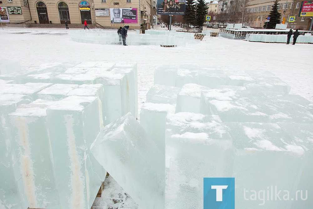 На Театральной площади приступили к строительству снежного городка