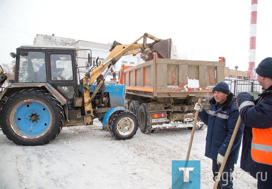 Сотрудники ГАЗЭКСа расчищают парковку около офиса.