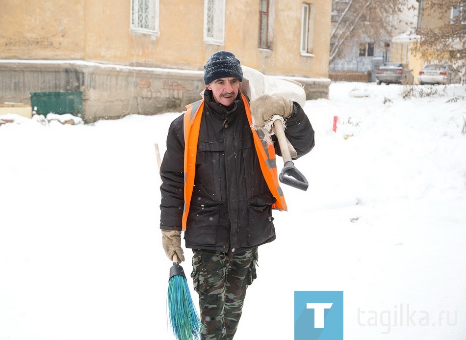Снег во дворах и дорогах.