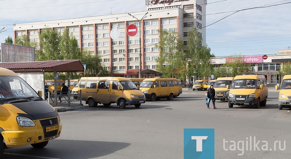 Напомним, сам закон появился в 2013 году. Позже были внесены поправки: водителям с иностранными правами запрещено работать по найму. То есть, если за рулем рейсового автобуса попадется водитель с иностранными правами, то его отстранят от управления и привлекут к ответственности как за управление без прав.
До сих пор депутатам удавалось перенести сроки вступления поправок в закон. До последнего дня большинство перевозчиков были уверены, что и на это раз срок вступления поправок будет перенесен еще на год. Не случилось…
