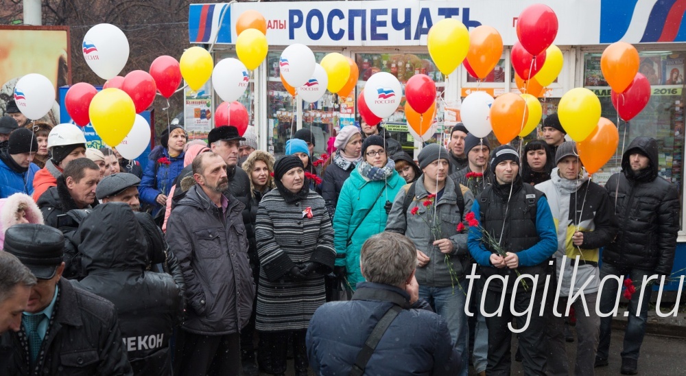 Открытие мемориальных досок на Комсомольской проходной НТМК
