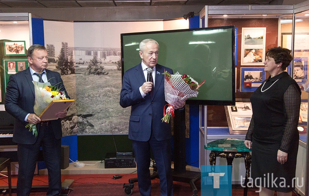 Со значимой датой коллектив выставочного комплекса поздравили депутаты Законодательного Собрания Свердловской области. Вячеслав Погудин подчеркнул уникальность музейного комплекса. «Это тысячи квадратных метров экспозиционных площадей и десятки тысяч единиц хранения. В этих залах сосредоточена история крупнейшего машиностроительного предприятия, документы о работе талантливых конструкторов, личные вещи из семейных архивов инженеров и рабочих, уникальные образцы военной техники», - сказал Вячеслав Погудин. Евгений Лутохин отметил огромный вклад, который на протяжении десятков лет вносит музей в патриотическое воспитание подрастающего поколения, а также предложил сделать экскурсию по музею обязательной при приеме на работу: «Сразу после вводного инструктажа, показать чем жил и дышит завод, чтобы работник почувствовал гордость за поколения машиностроителей, за трудовой коллектив, частью которого он становится».