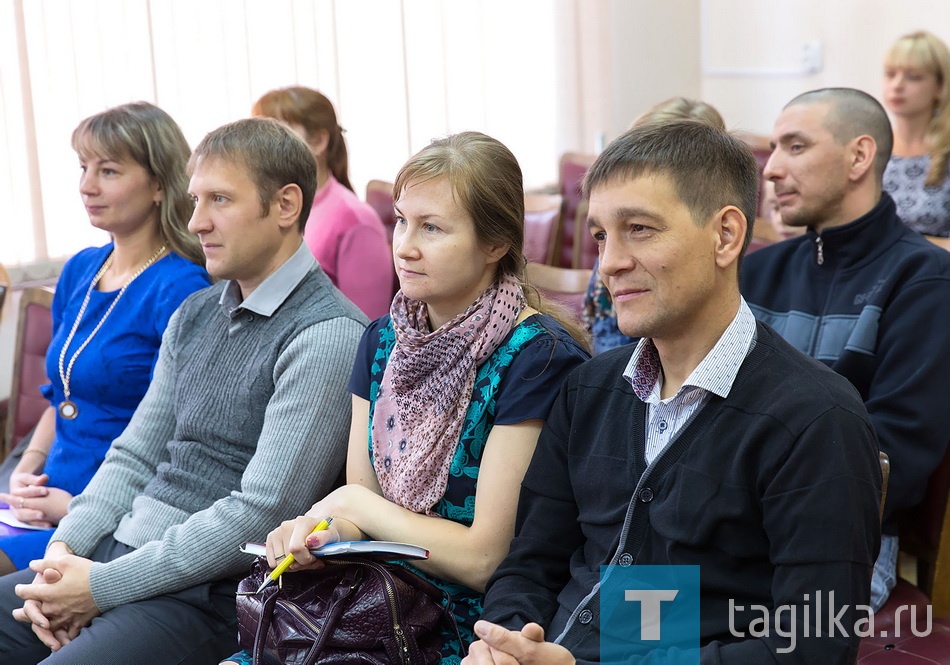 Молодым семьям вручили сертификаты на приобретение (строительство) жилья.

Программа предусматривает выплату молодым семьям на приобретение (строительство) жилья в размере 20% от средней стоимости жилья и зависит от количества членов семьи. Так, семья из 2-х человек получит социальную выплату в размере 327,8 тысяч рублей, из 3-х человек – 421,4 тысяч рублей, из 4-х – 561,9 тысяч рублей. 