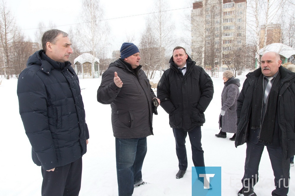 Владислав Пинаев в рамках объезда территории Тагилстроевского района посетил корт во дворе дома Уральский проспект, 58 и парк Победы