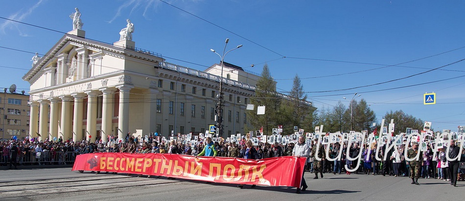 День Победы! Бессмертный полк

«Бессмертный полк»,  в рядах которого с портретами своих родных и близких прошли более пяти тысяч человек, среди которых был и глава города Сергей Носов,  еще раз показал, какой ценой советский народ заплатил за Великую Победу – за годы Великой Отечественной войны на фронт ушли более 80 тысяч тагильчан, каждый третий из них не вернулся с полей сражений. 49 наших земляков удостоены звания Героя Советского Союза. 

А здесь, в глубоком тылу, оставшиеся у станков старики, женщины и дети ковали оружие Победы. Более 25 тысяч танков Т-34, каждый десятый снаряд, выпущенный по врагу, был отлит из тагильского металла – таков вклад Нижнего Тагила в победу советского народа над фашистской Германией. 
