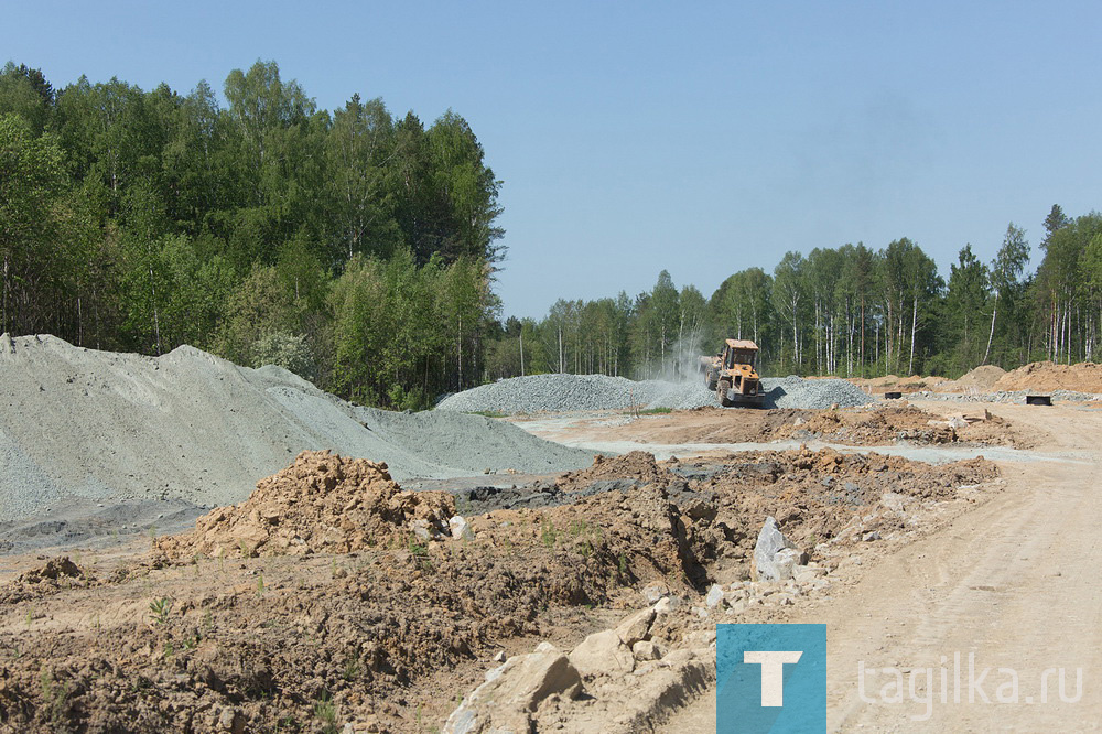 «Первый асфальт в этом году». Возведение моста через Тагильский пруд идет с опережением графика