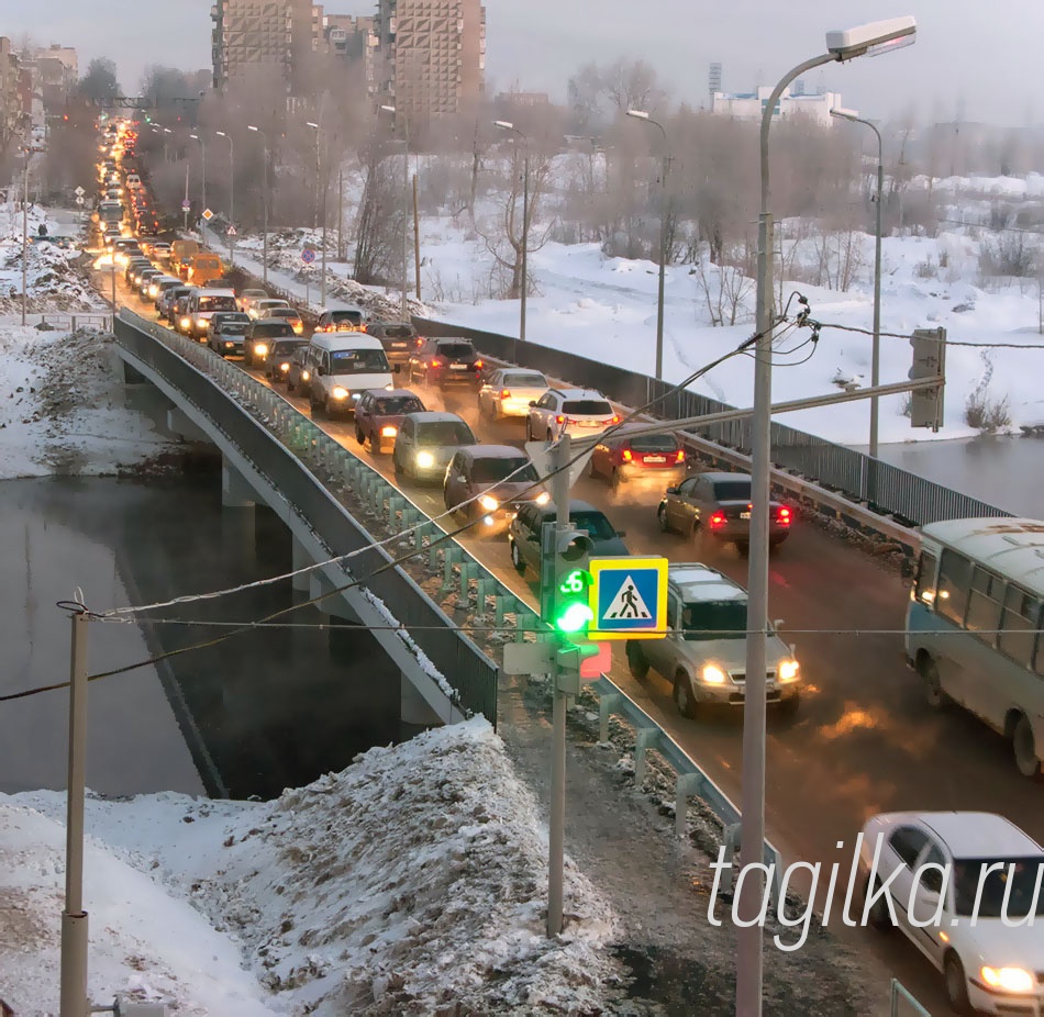 Привыкаем ездить по новому.

Пробка в сторону центра начиналась у школы №33. Водители,
ехавшие в обратном направлении, старались свернуть с Красноар-
мейской на подъездные пути «Мегамарта» или на Аганичева.
После девяти утра автомобилей стало значительно меньше, дви-
гались без задержек. Сотрудники администрации города и пред-
ставители общественных организаций будут отслеживать ситуа-
цию. В случае необходимости в схему движения внесут изменения.