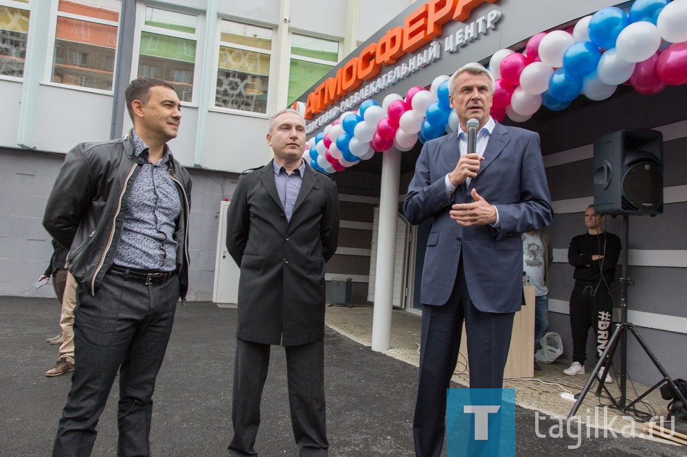 Семейно - развленательный центр " Атмосфера "

Прежде чем учредители «Атмосферы» Виталий Школьник и Евгений Войнов взялись за осуществления проекта, они досконально изучили опыт по созданию «батутных парков» в Москве и Питере. Ничего подобного, до сей поры, в Нижнем Тагиле не было, так что жителем Гальянки крупно повезло. «Но если возникнет потребность, мы готовы создать подобные комплексы  и в других районах города», - заверили учредители. 

Наталья НИКОЛАЕВА

Фото Николая АНТОНОВА.  