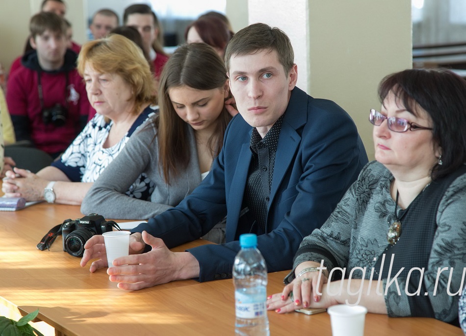Встреча волонтеров с Главой города.

Участники собрания рассуждали о том, как привлекать тагильчан к волонтерскому движению, строили планы по подготовке к 300-летию Нижнего Тагила. Звучали предложения по организации конкурса среди волонтерских отрядов, созданию интернет-карты добрых дел. Молодежь выдвинула девиз: «А что ты сделал для города?» Сергей Носов согласился: лозунг, обращенный к каждому, хоть и не нов, но в современном исполнении вполне может украсить значки, открытки и плакаты. Действительно, кроме таких крупных затратных проектов, как реконструкция набережной и строительство моста, существуют другие улицы и дворы, где уют можно создать без больших затрат, было бы желание. 

Пресс-служба Администрации города
Фото Сергея Казанцева