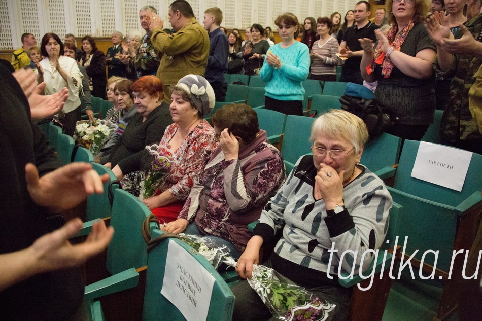 Афганский ветер. Конкурс патриотической песни.

Матери погибших героев.

В зале - студенты и школьники, ветераны Великой Отечественной войны и участники локальных войн. Павших в боях почтили минутой молчания. Матерям сыновей, не вернувшихся из «горячих» точек, преподнесли цветы. Зал аплодировал стоя.