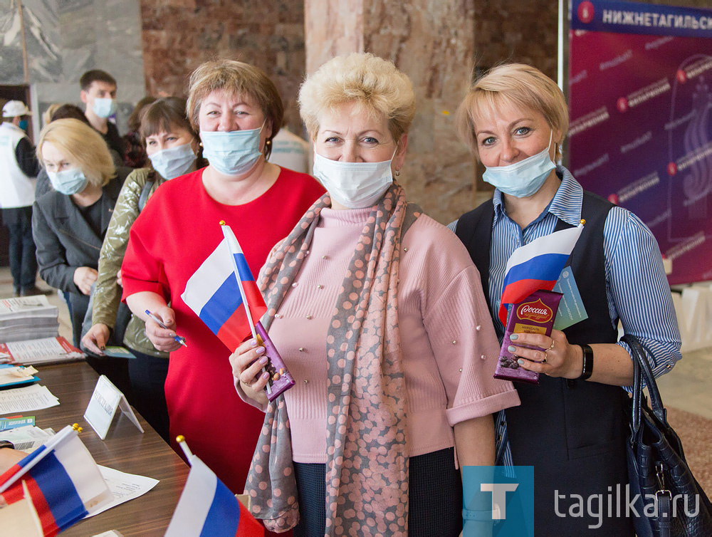 Сегодня в большом зале Общественно-политического центра прошла встреча профсоюзного актива города.

Глава города Владислав Пинаев рассказал о ключевых инфраструктурных проектах, реализуемых в Нижнем Тагиле.

В частности, строительство мостового перехода через Тагильский пруд, программа «Светлый город», возведение детских садов и капитальные ремонты школ, благоустройство общественных пространств.

Обсудили и установку памятной стелы «Город трудовой доблести» на Привокзальной площади, въездного знака на перекрёстке улиц Садоводов, Фестивальная и Свердловского шоссе.

Лидеры профсоюзных организаций отметили высокий темп развития города, в том числе благодаря национальным проектам «Жильё и городская среда», «Демография», «Образование», «Безопасные и качественные автомобильные дороги».

Антон Исаев
Фото Сергея Казанцева