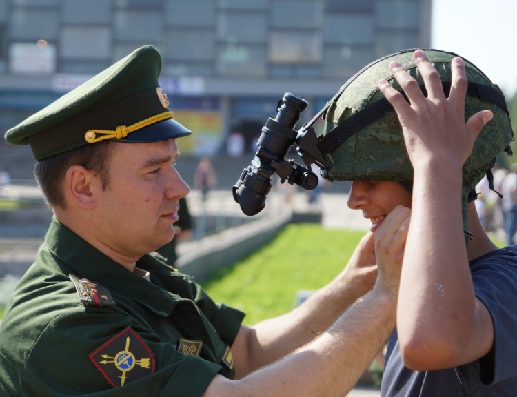 
Неподалеку от палатки находились столы с армейским снаряжением. По словам капитана Леонида Шуркевича, современные солдаты обеспечены всем необходимым от бронежилетов до носков, портянки теперь не носят. За последние два года вырос уровень компьютеризации, военная техника стала намного сложнее, а специальное оборудование - такое, как прибор ночного видения,  более компактным. 
 