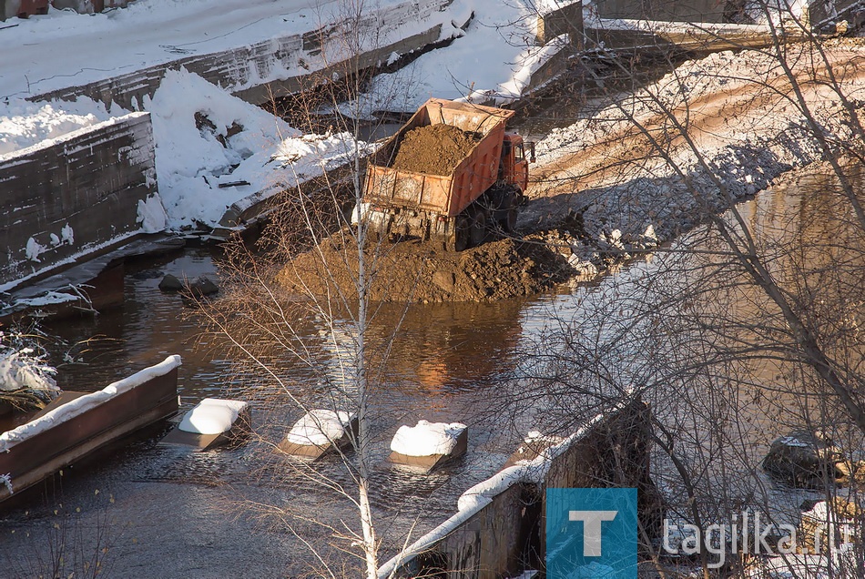 В настоящее время ведется отсыпка правого берега водоотливного канала, спилена часть тополей, и осуществляется подготовка русла к расчистке для дальнейшего бетонирования.

Пресс-служба Администрации города
Фото Сергея Казанцева