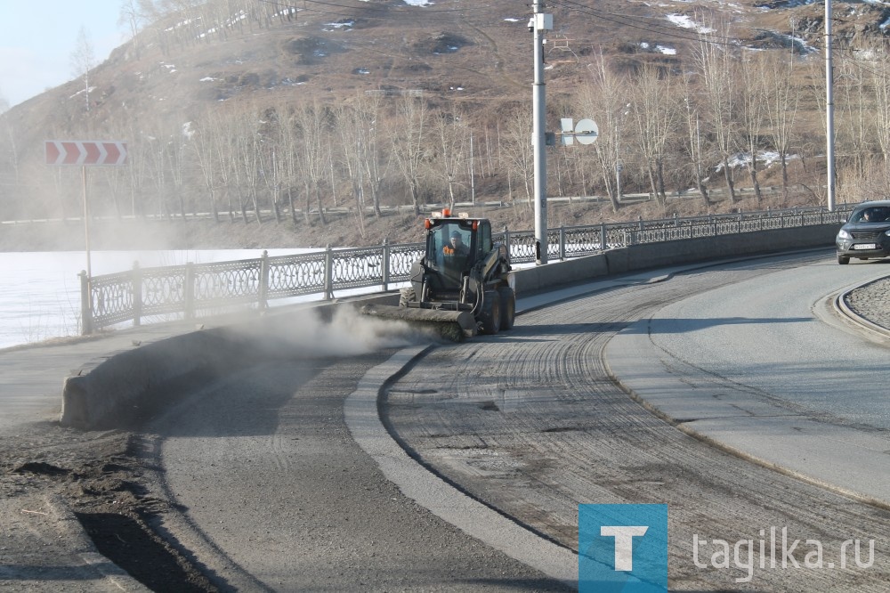 В Нижнем Тагиле на плотине идет укладка дороги