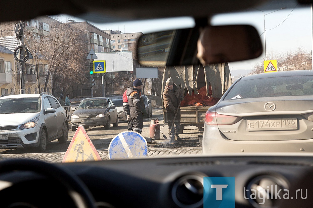 В Нижнем Тагиле продолжается ямочный ремонт дорог методом холодного асфальтирования.

В ближайшее время будет досрочно запущен асфальтовый завод Тагилдорстроя.